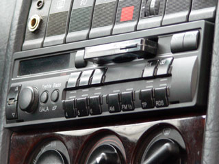 Audi (12/91) Radio tieferlegen